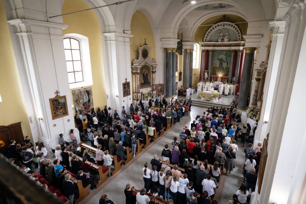 Unutrašnjost župne crkve sv. Franje Asiškoga tijekom svečane mise — klasicistički brod, bočni oltari i pala sv. Franje na glavnom oltaru.